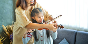 足立区でバイオリンレッスンを受ける小学生の女の子